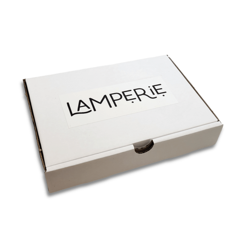 Photo d'un carton d'expédition des lampes Lamperie